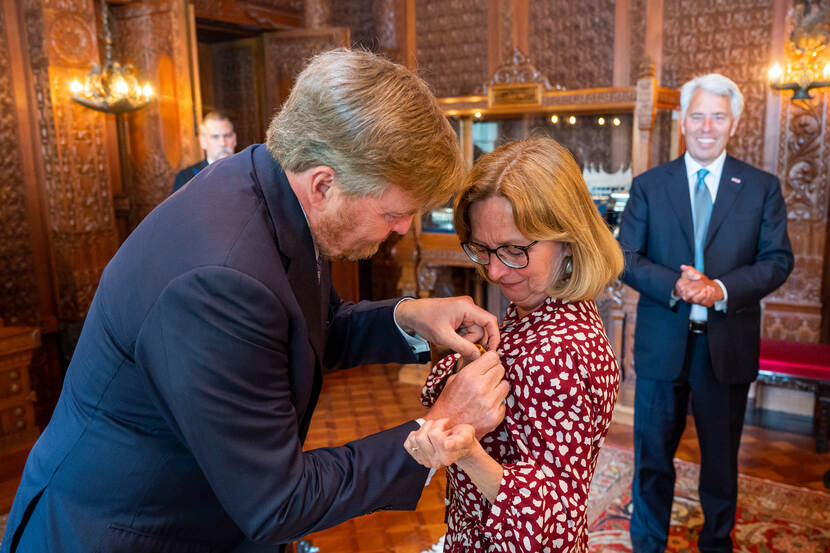 Koning Willem-Alexander onderscheidt mevrouw Van Golstein Brouwers
