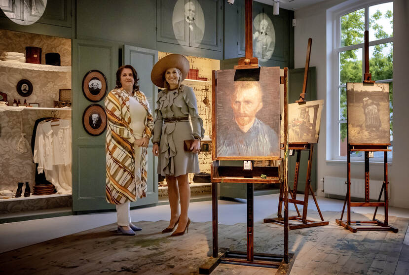 Koningin Máxima naast werk van Van Gogh
