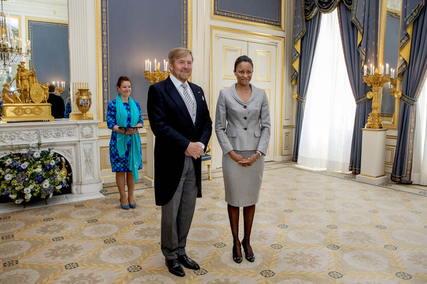 Koning Willem-Alexander ontvangt geloofsbrieven ambassadeur van Belize