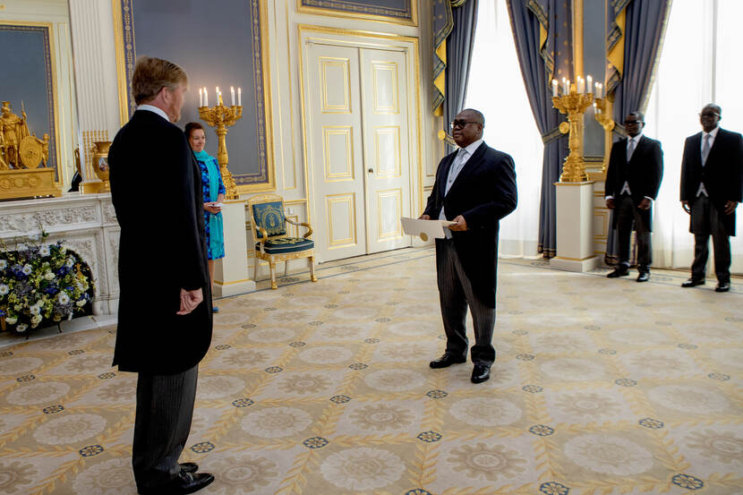 Koning Willem-Alexander ontvangt geloofsbrieven van de ambassadeur van de Republiek Ivoorkust