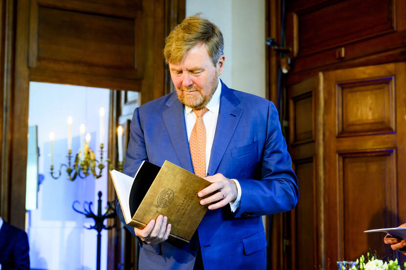 Koning Willem-Alexander ontvangt exemplaar van jubileumboek