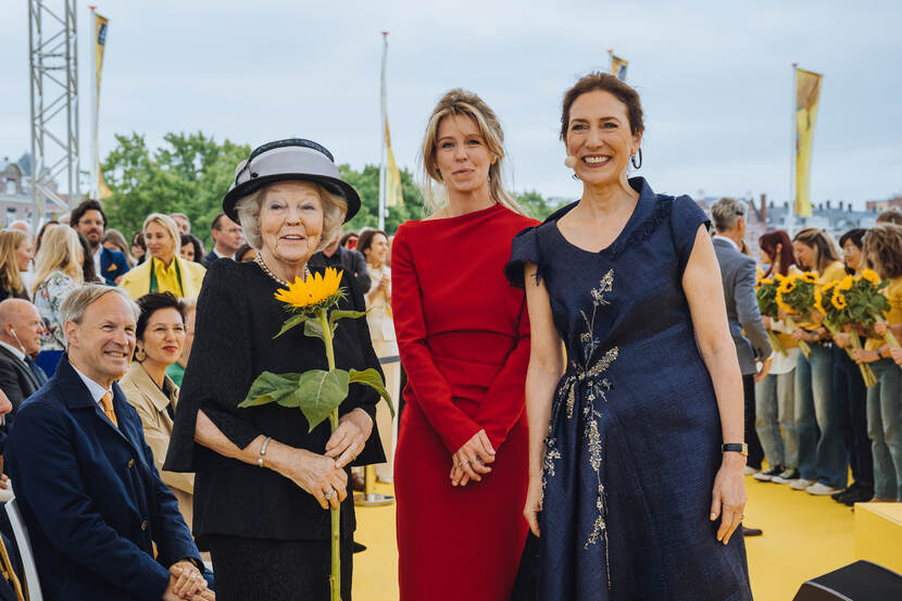 Prinses Beatrix bij viering van het vijftigjarig jubileum van het Van Gogh Museum