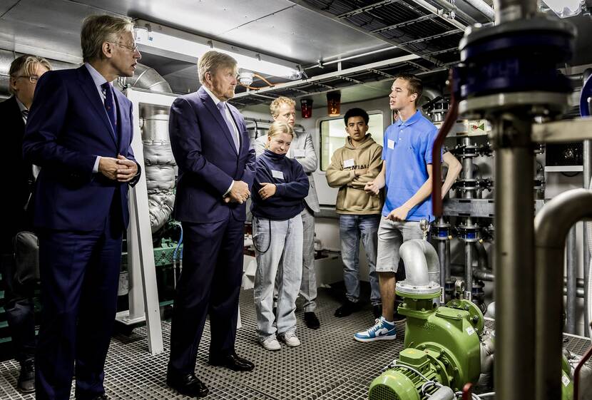 Koning Willem-Alexander bezoekt mbo Scheepvaart en Transport College in Rotterdam