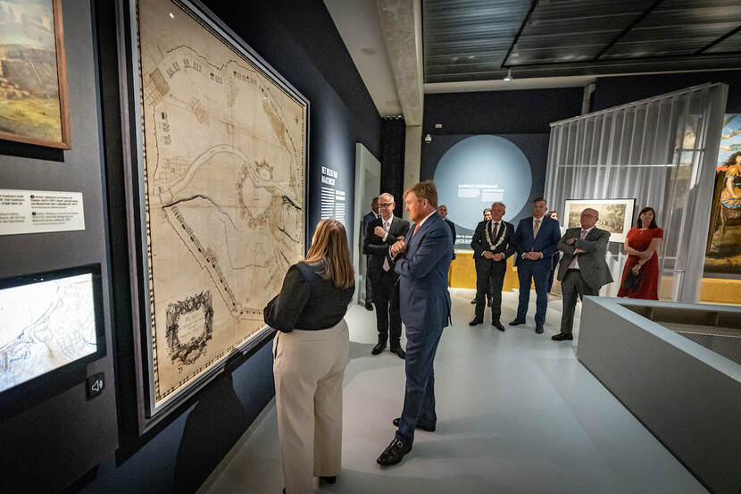 Koning Willem-Alexander opent expositie De Zonnekoning en Oranje in Limburgs Museum