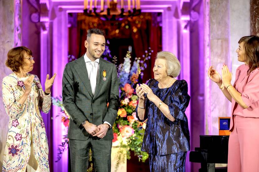 Prinses Beatrix reikt Zilveren Anjer uit aan Wesley Sekewael