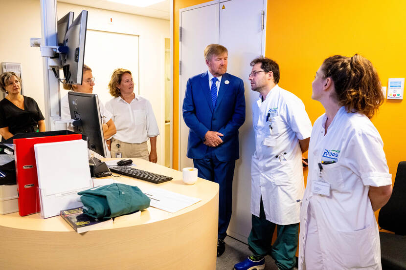 Koning Willem-Alexander spreekt met zorgmedewerkers van Rivas zorggroep