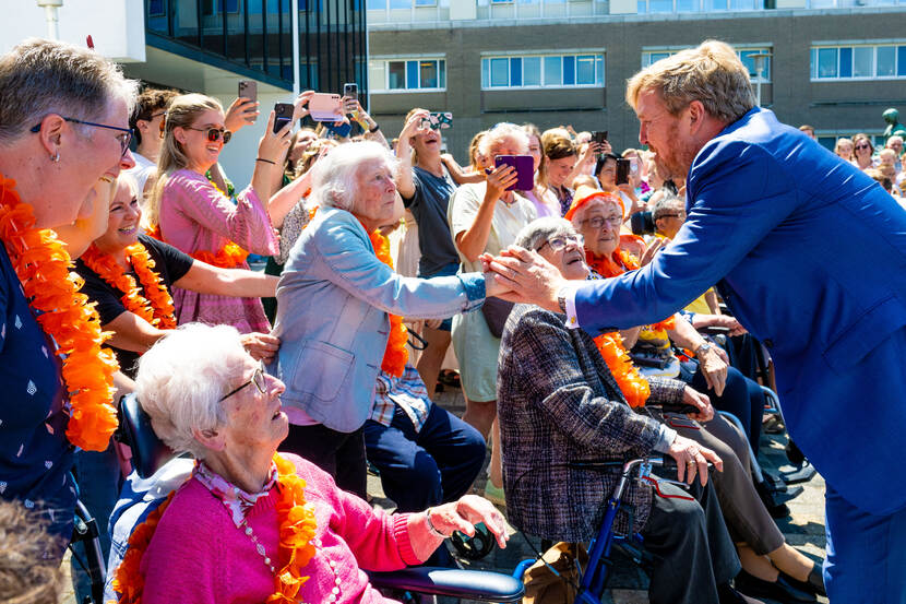 Koning Willem-Alexander ontmoet mensen bij het Beatrix ziekenhuis in Gorinchem