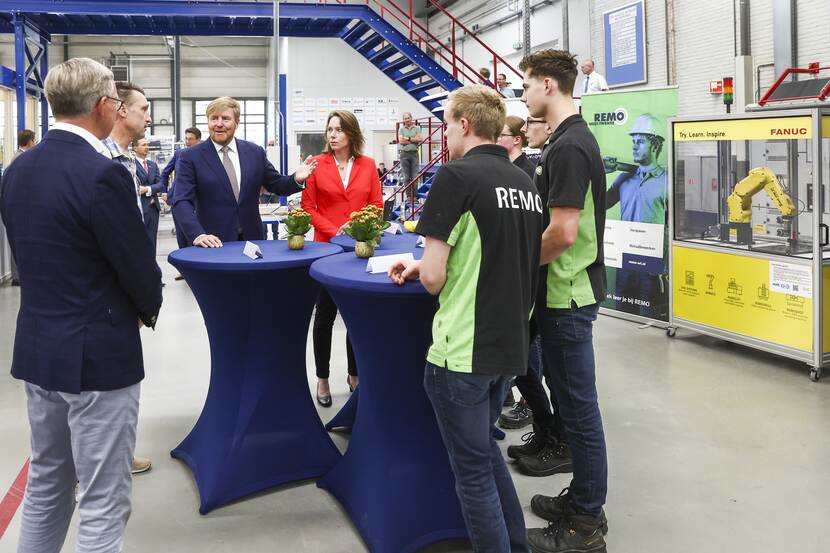 Werkbezoek Twente Koning Willem-Alexander in gesprek met studenten