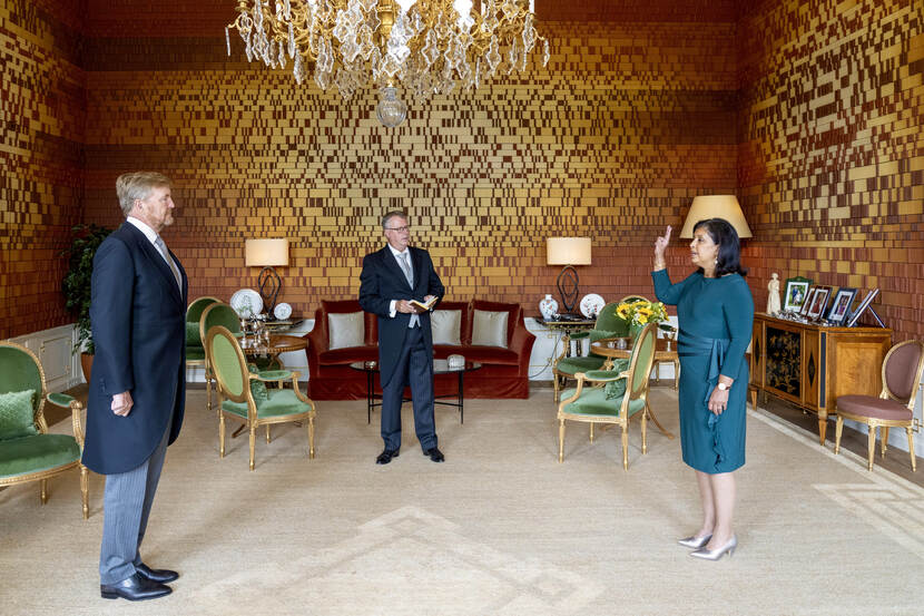 Koning Willem-Alexander beëdigt minister Paul in Paleis Huis ten Bosch