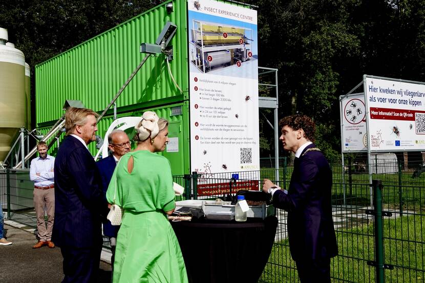 Koning Willem-Alexander en Koningin Máxima bezoeken Poultry Expertise Centre tijdens streekbezoek Gelderse Vallei
