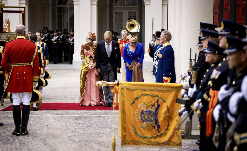 Koning Willem-Alexander, Koningin Máxima en de Prinses van Oranje groeten het vaandel bij Paleis Noordeinde tijdens Prinsjesdag 2023
