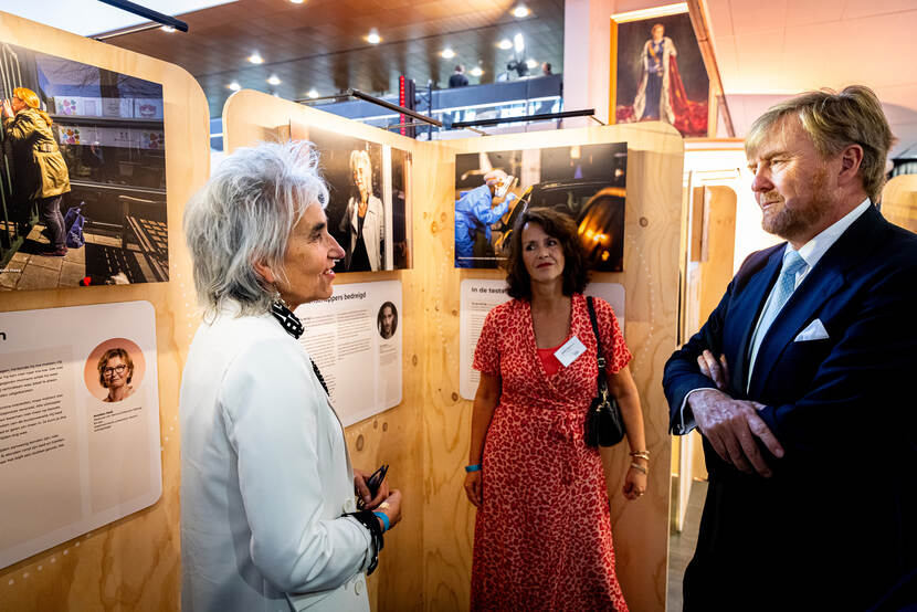 Koning Willem-Alexander opent expositie Stilstaan bij corona