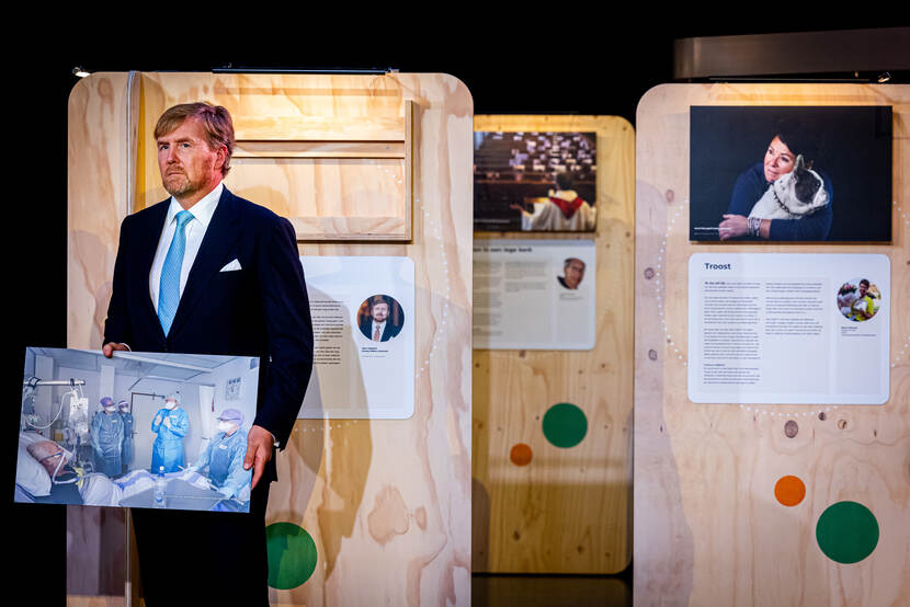 Koning Willem-Alexander opent expositie Stilstaan bij corona