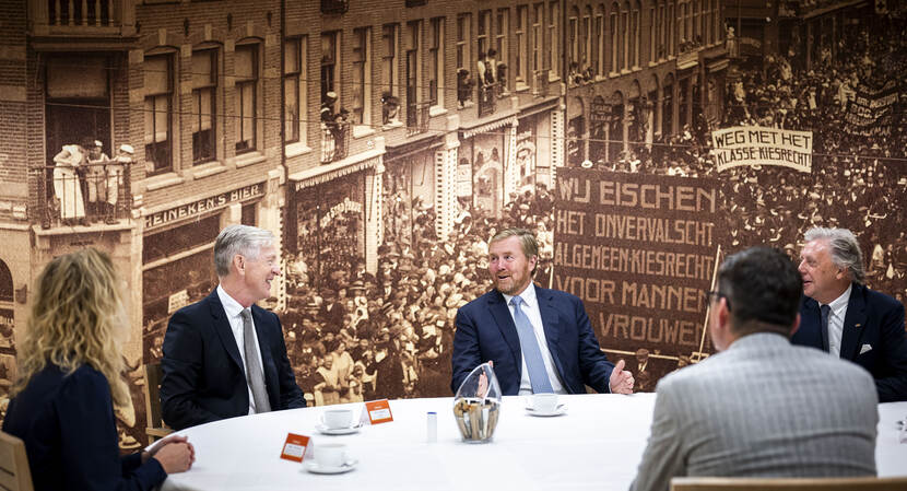 Koning Willem-Alexander brengt een werkbezoek ter gelegenheid van 12,5-jarig jubileum van ProDemos
