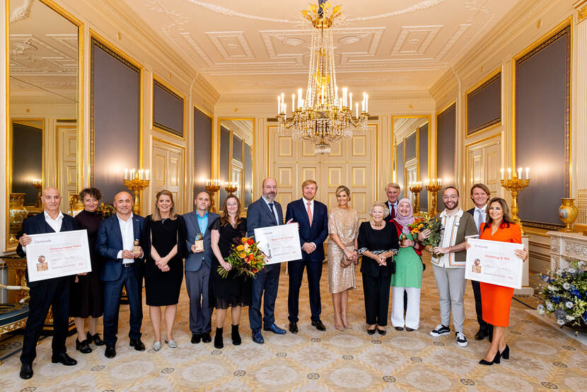 Koning Willem-Alexander, Koningin Máxima en Prinses Beatrix met de winnaars van de Appeltjes van Oranje 2023