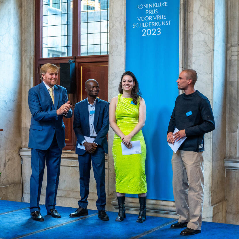 Koning Willem-Alexander en de winnaars van de Koninklijke Prijs voor Vrije Schilderkunst 2023