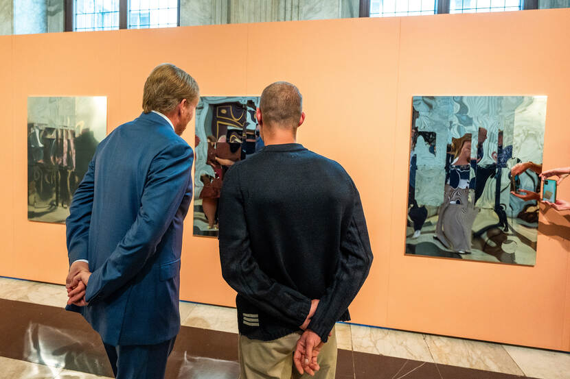 Koning Willem-Alexander en winnaar van de Koninklijke Prijs voor Vrije Schilderkunst 2023 Ricardo van Eyk
