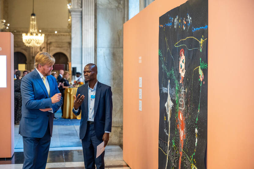 Koning Willem-Alexander en winnaar van de Koninklijke Prijs voor Vrije Schilderkunst 2023 Thierry Oussou