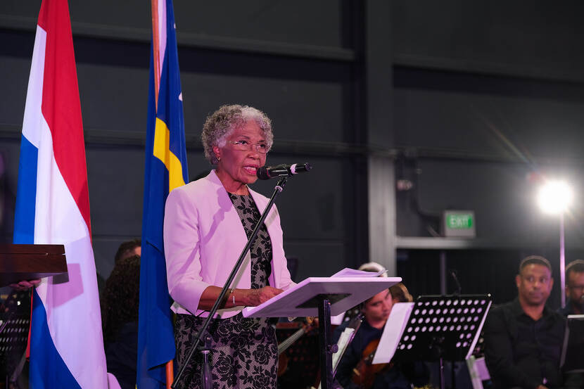 Gouverneur van Curaçao leest brief Koning Willem-Alexander voor ter gelegenheid van rehabilitatie van Tula