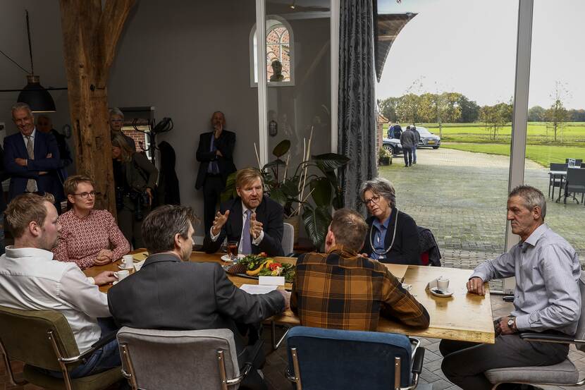 Koning Willem-Alexander in gesprek met verschillende eigenaren
