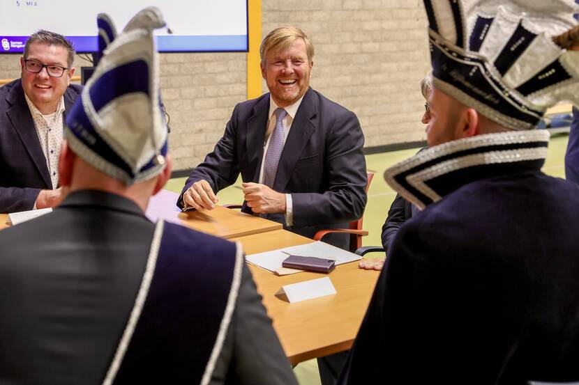 Koning Willem-Alexander in gesprek met organisatie van de Zomerfeesten Hengevelde