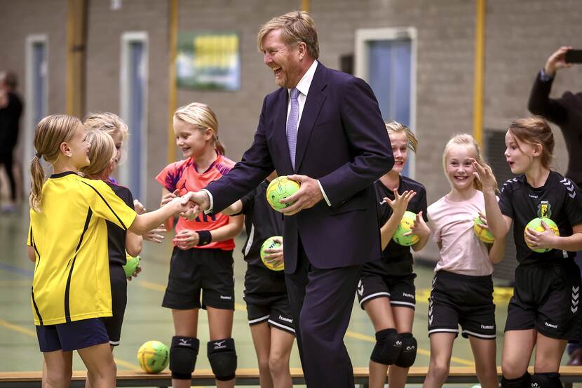 Koning Willem-Alexander bezoekt de verschillende sportverenigingen in Hengevelde