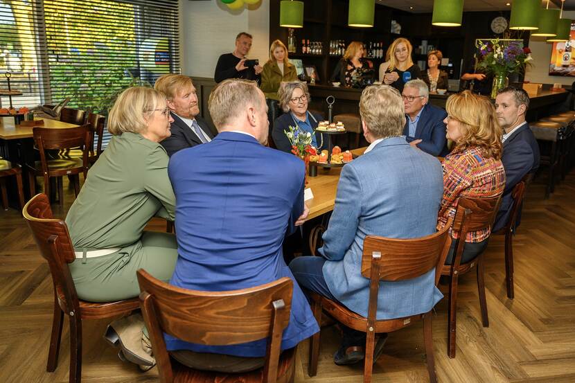 Koning Willem-Alexander in gesprek met lokale ondernemers uit Hengevelde