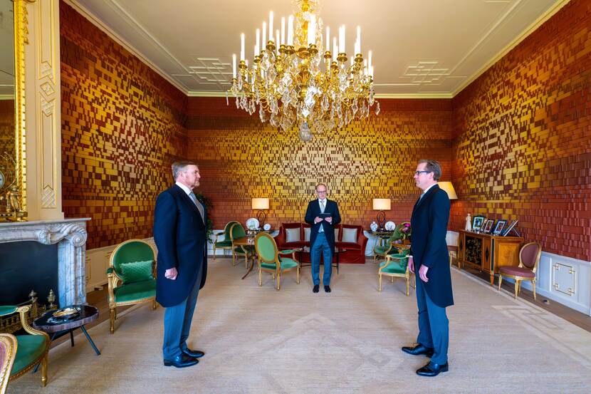 Ten overstaan van de Koning wordt mr. drs. C.A. van der Maat beëdigd tot staatsecretaris van Defensie op Paleis Huis ten Bosch.