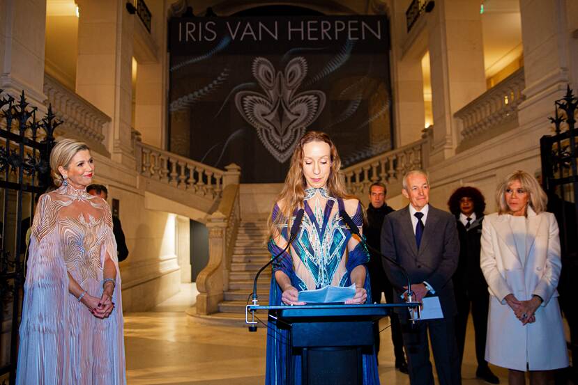 Koningin Máxima opent tentoonstelling Iris van Herpen