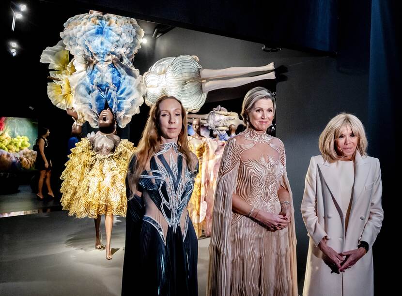 Koningin Máxima opent tentoonstelling Iris van Herpen