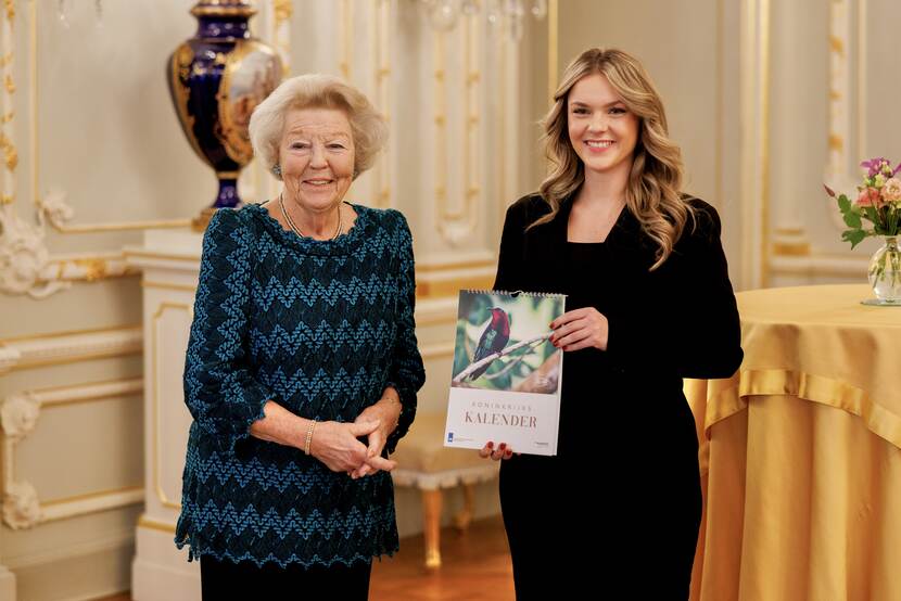 Prinses Beatrix ontvangt Koninkrijkskalender
