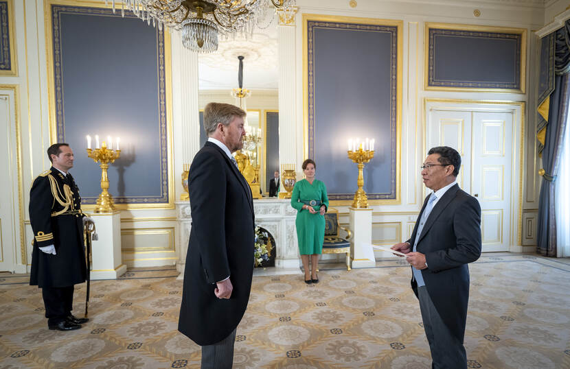 Geloofsbrieven ambassadeur van de Democratische Volksrepubliek Laos, Z.E. KingPhokeo Phommahaxay en Koning Willem-Alexander