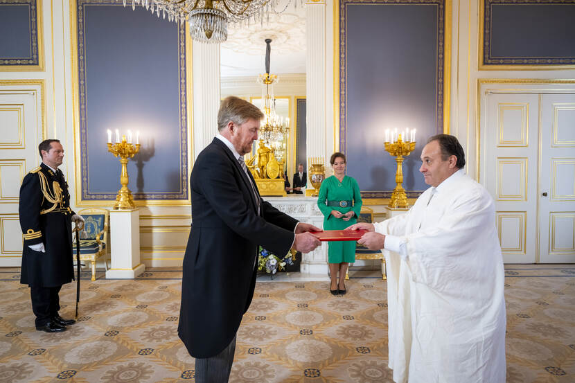 Geloofsbrieven ambassadeur van de Republiek Tunesië, Z.E. Skander Denguezli en Koning Willem-Alexander