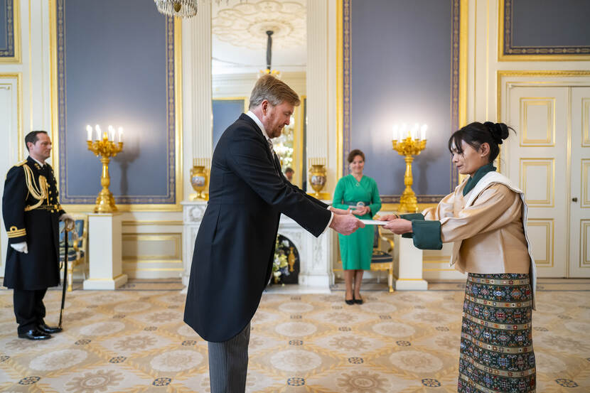 Geloofsbrieven ambassadeur van het Koninkrijk Bhutan, H.E. Tshoki Choden en Koning Willem-Alexander