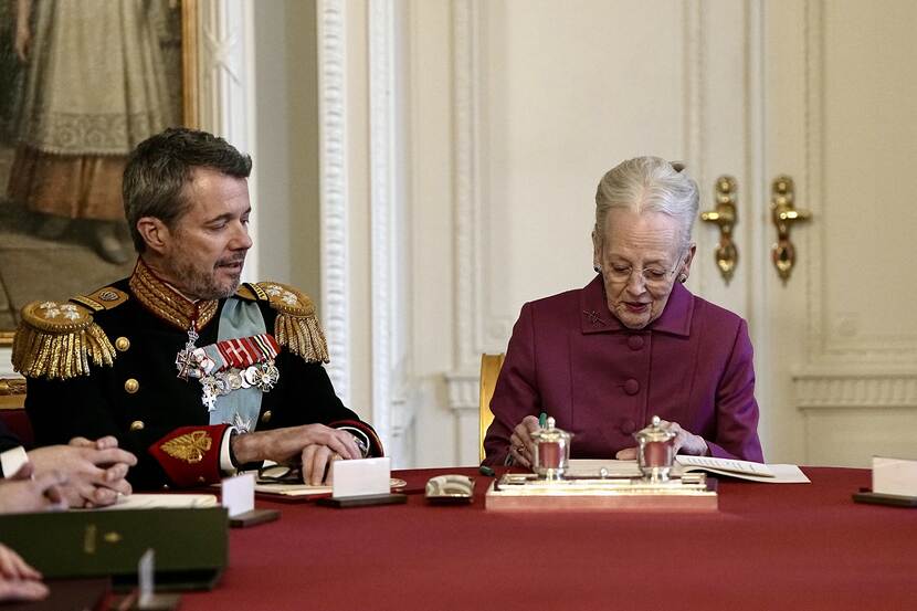 Koningin Margrethe en Prins Frederik Denemarken bij de troonswisseling