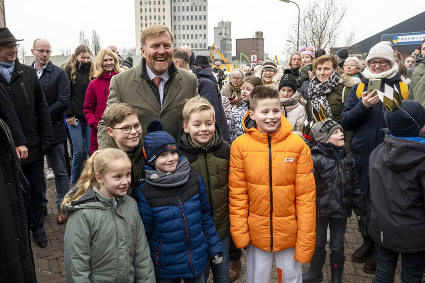Koning Willem-Alexander bezoekt Port of Zwolle in Meppel