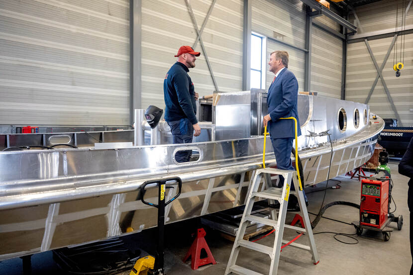 Koning Willem-Alexander bezoekt Port of Zwolle in Meppel