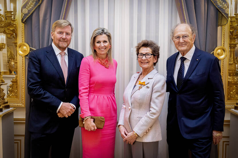 De Koning reikt het Erekruis in de Huisorde van Oranje uit aan Janine van den Ende.