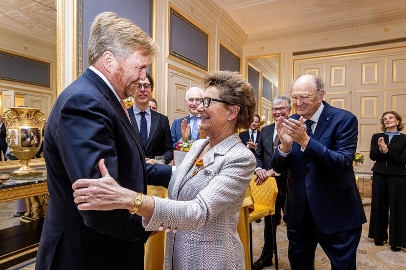 De Koning reikt het Erekruis in de Huisorde van Oranje uit aan Janine van den Ende.