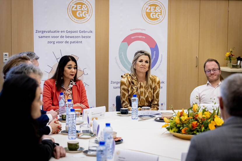 Koningin Máxima brengt een werkbezoek aan het programma Zorgevaluatie & Gepast Gebruik