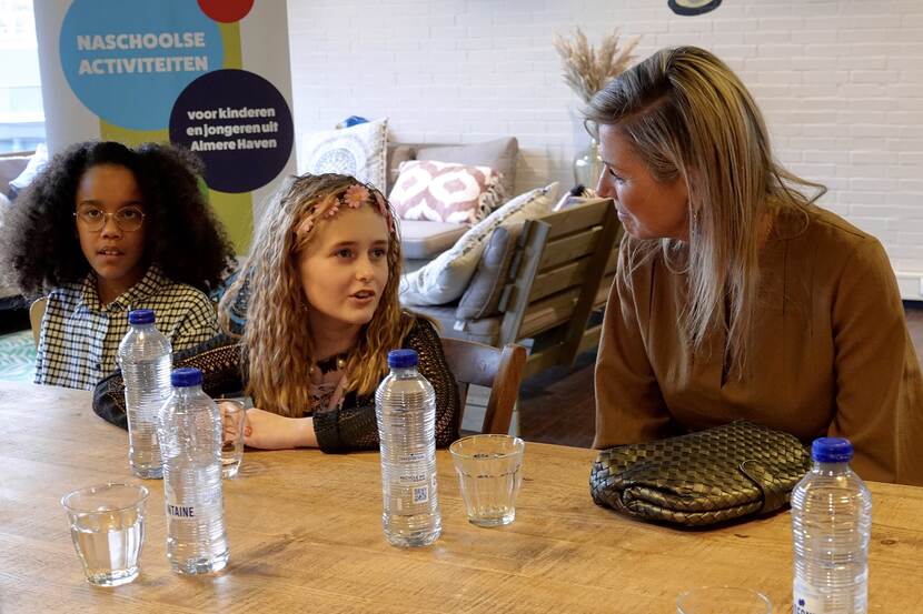 Koningin Máxima bezoekt de Haven Academie in Almere Haven