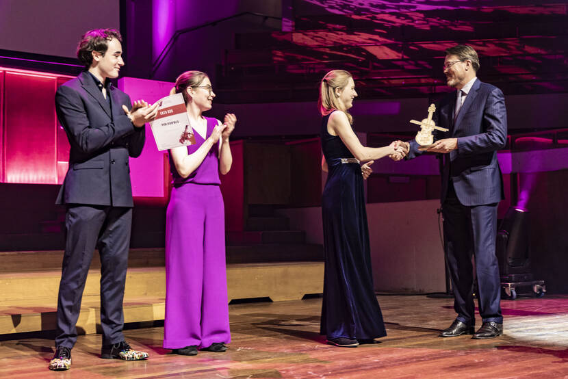 Prins Constantijn reikt prijzen uit bij het Nederlands Vioolconcours
