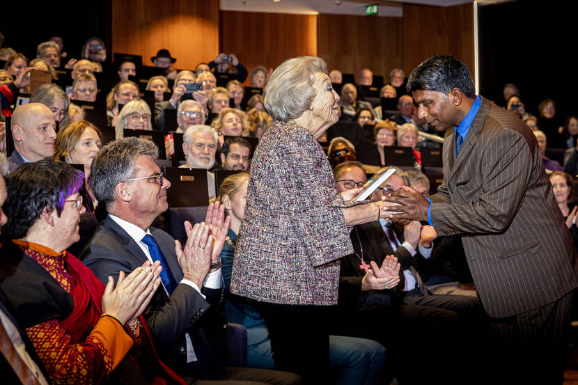 Prinses Beatrix woont een symposium bij van In Vrijheid Verbonden.