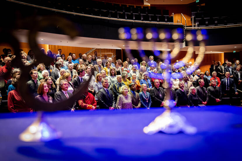 Prinses Beatrix woont een symposium bij van In Vrijheid Verbonden.