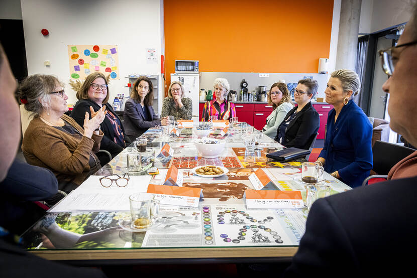 Koningin Máxima bezoekt Stichting HerstelTalent