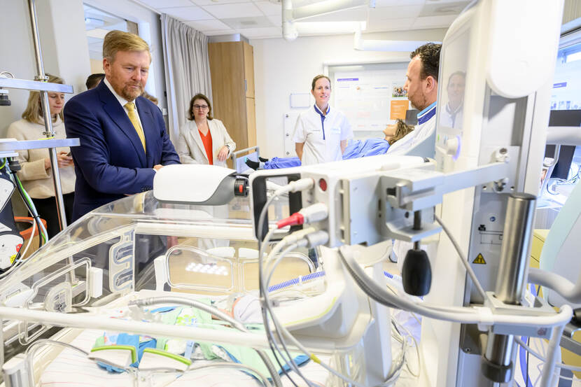 Koning Willem-Alexander brengt een werkbezoek aan Máxima MC