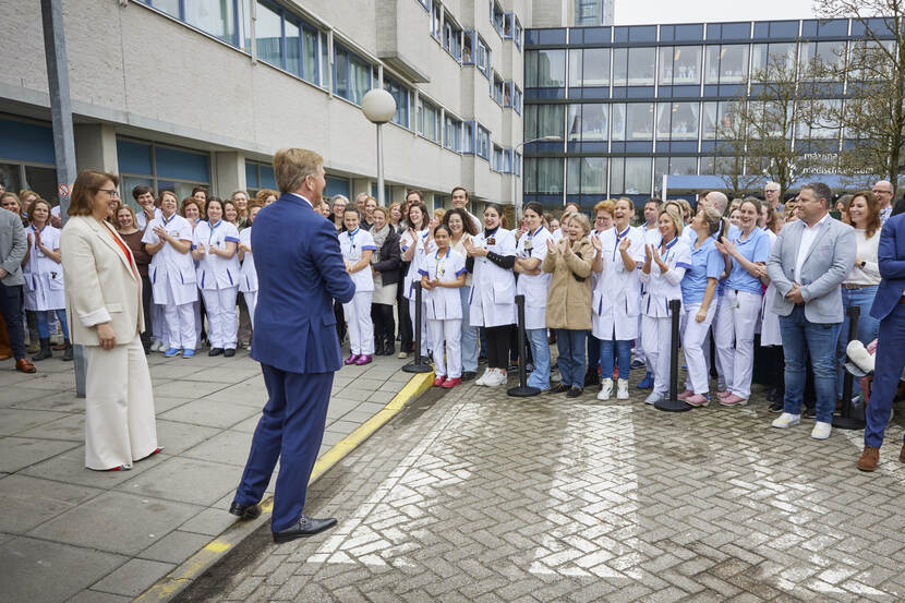 Koning Willem-Alexander brengt een werkbezoek aan Máxima MC