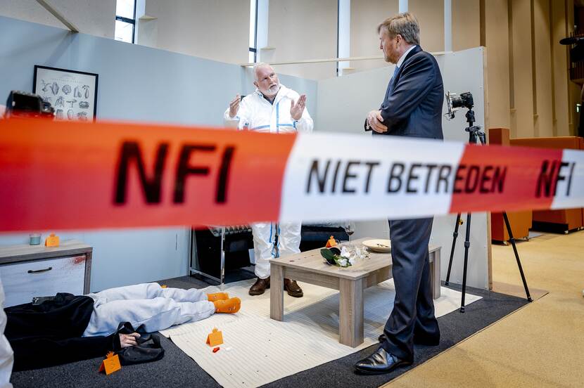 Koning Willem-Alexander bezoekt het Nederlands Forensisch Instituut