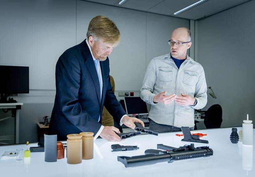 Koning Willem-Alexander bezoekt het Nederlands Forensisch Instituut