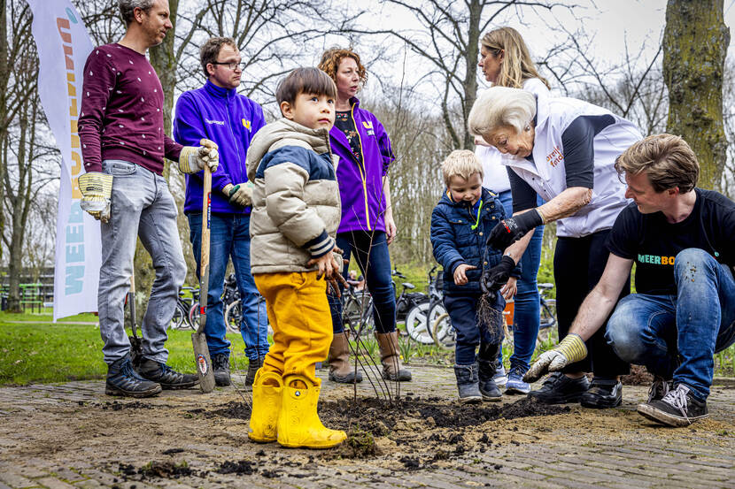 Prinses Beatrix bij NLdoet Oranje Fonds